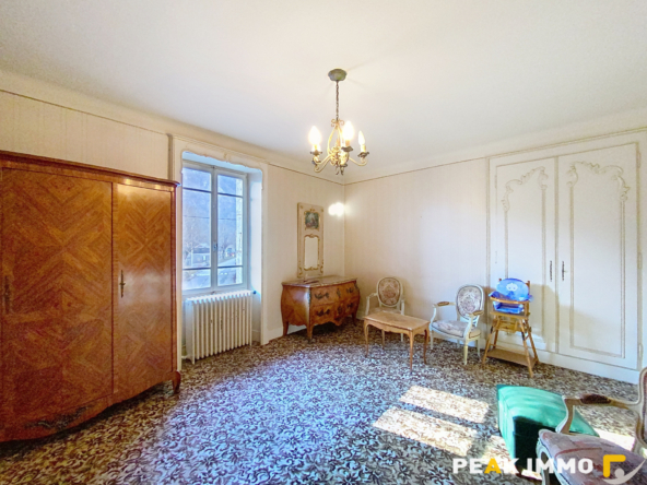 BONNEVILLE: Grande maison avec bâtiments annexes