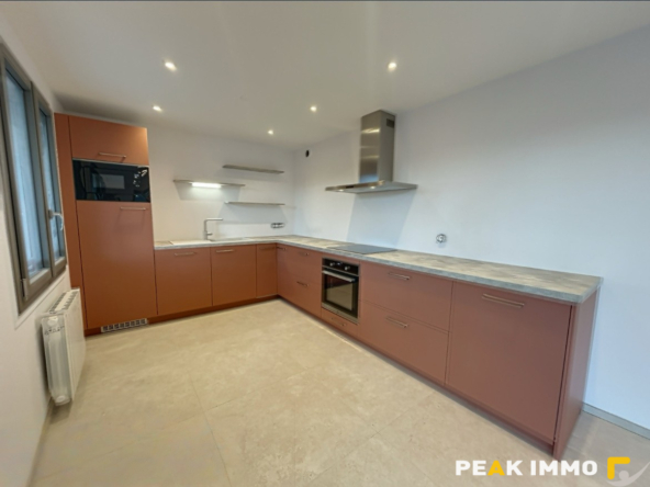 Maison rénovée avec jardin et grand garage   Sur les hauteur