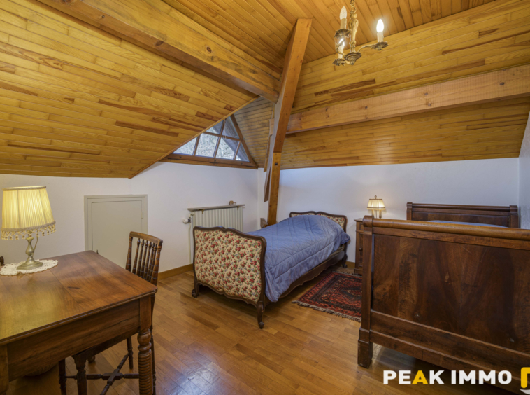 A Vendre Propriété de caractère dans un secteur résidentiel