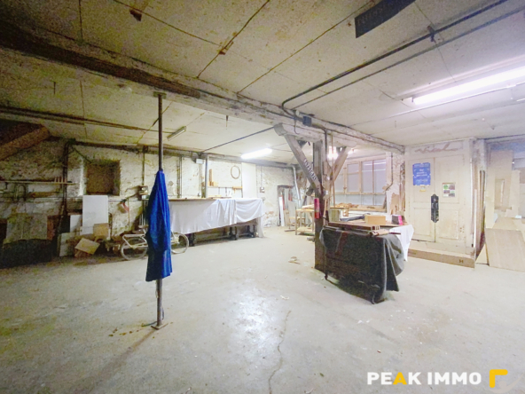 BONNEVILLE: Grande maison avec bâtiments annexes