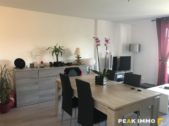 T2 avec balcon et parking couvert   Résidence calme à Bonnev