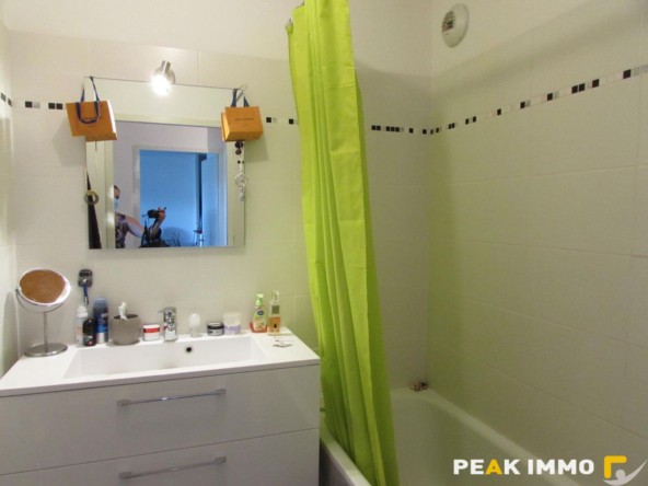 T2 avec balcon et parking couvert   Résidence calme à Bonnev