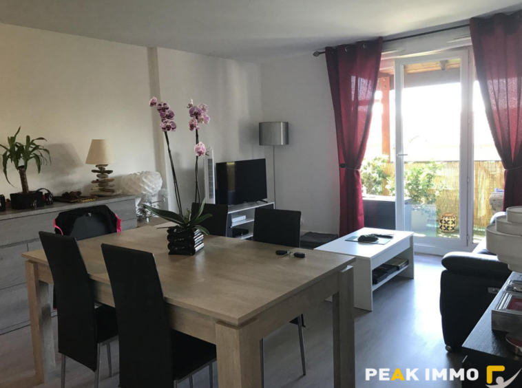 T2 avec balcon et parking couvert   Résidence calme à Bonnev