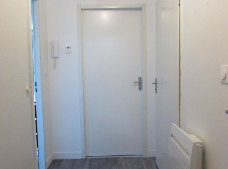 T2 avec balcon et parking couvert   Résidence calme à Bonnev