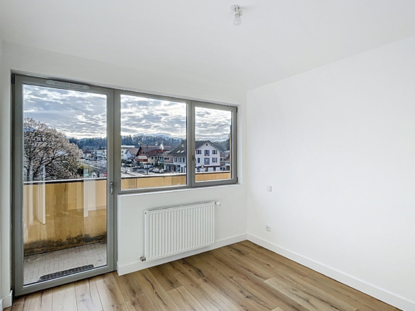 BONNE   Superbe T4 entièrement rénové avec balcons au coeur d