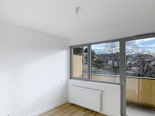 BONNE   Superbe T4 entièrement rénové avec balcons au coeur d