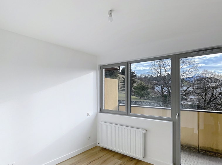 BONNE   Superbe T4 entièrement rénové avec balcons au coeur d