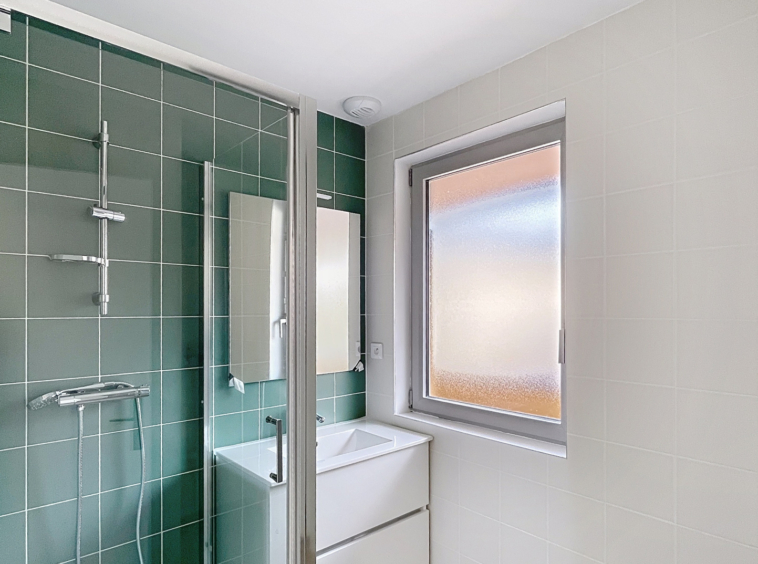 BONNE   Superbe T4 entièrement rénové avec balcons au coeur d