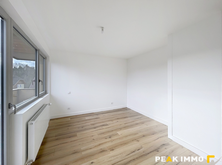 BONNE   Superbe T4 entièrement rénové avec balcons au coeur d