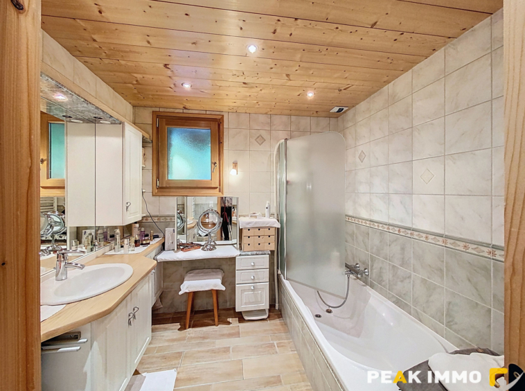 COTEAU DE SAINT ROCH CHALET 215 m2 FACE MONT BLANC