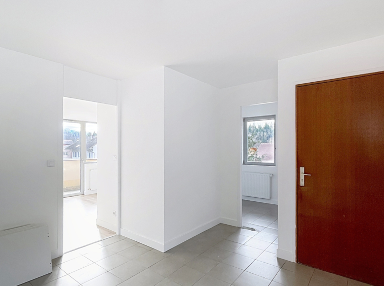 BONNE   Superbe T4 entièrement rénové avec balcons au coeur d