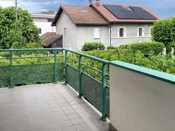 REIGNIER CENTRE   Spacieux T4 avec balcon, garage et accès