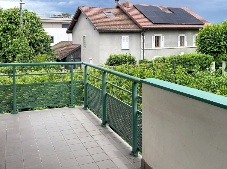 REIGNIER CENTRE   Spacieux T4 avec balcon, garage et accès