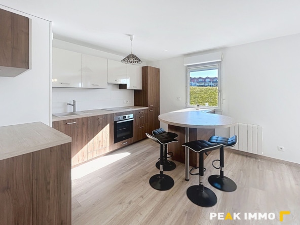 T3 meublé avec balcon, parking et piscine en résidence calme