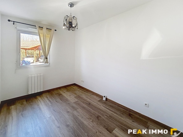T3 meublé avec balcon, parking et piscine en résidence calme