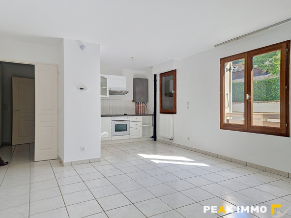 LUCINGES-T3 avec terrasse, garage, parking au coeur du villa