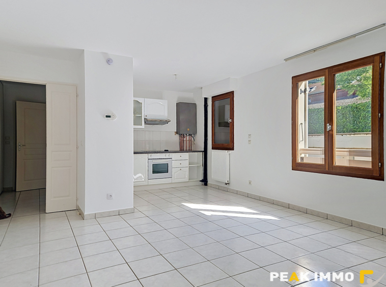 LUCINGES-T3 avec terrasse, garage, parking au coeur du villa