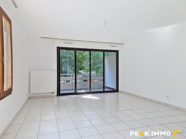 LUCINGES-T3 avec terrasse, garage, parking au coeur du villa