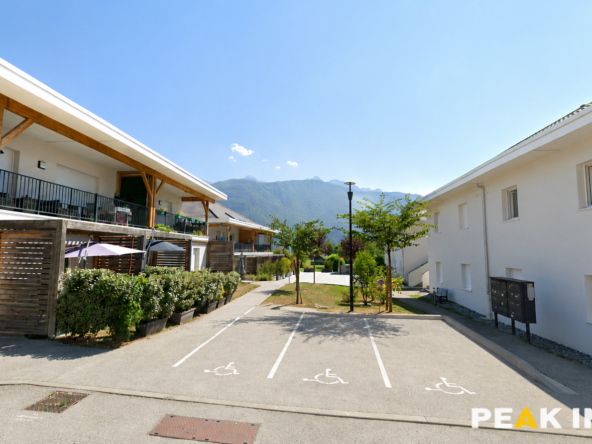 A VENDRE STUDIO MEUBLÉ EN REZ-DE-JARDIN AVEC GRAND GARAGE A