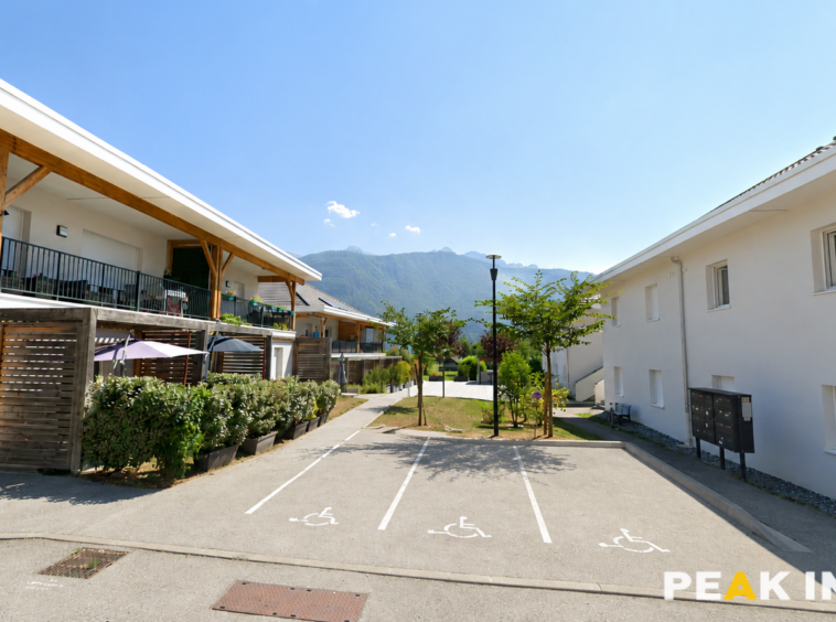 A VENDRE STUDIO MEUBLÉ EN REZ-DE-JARDIN AVEC GRAND GARAGE A