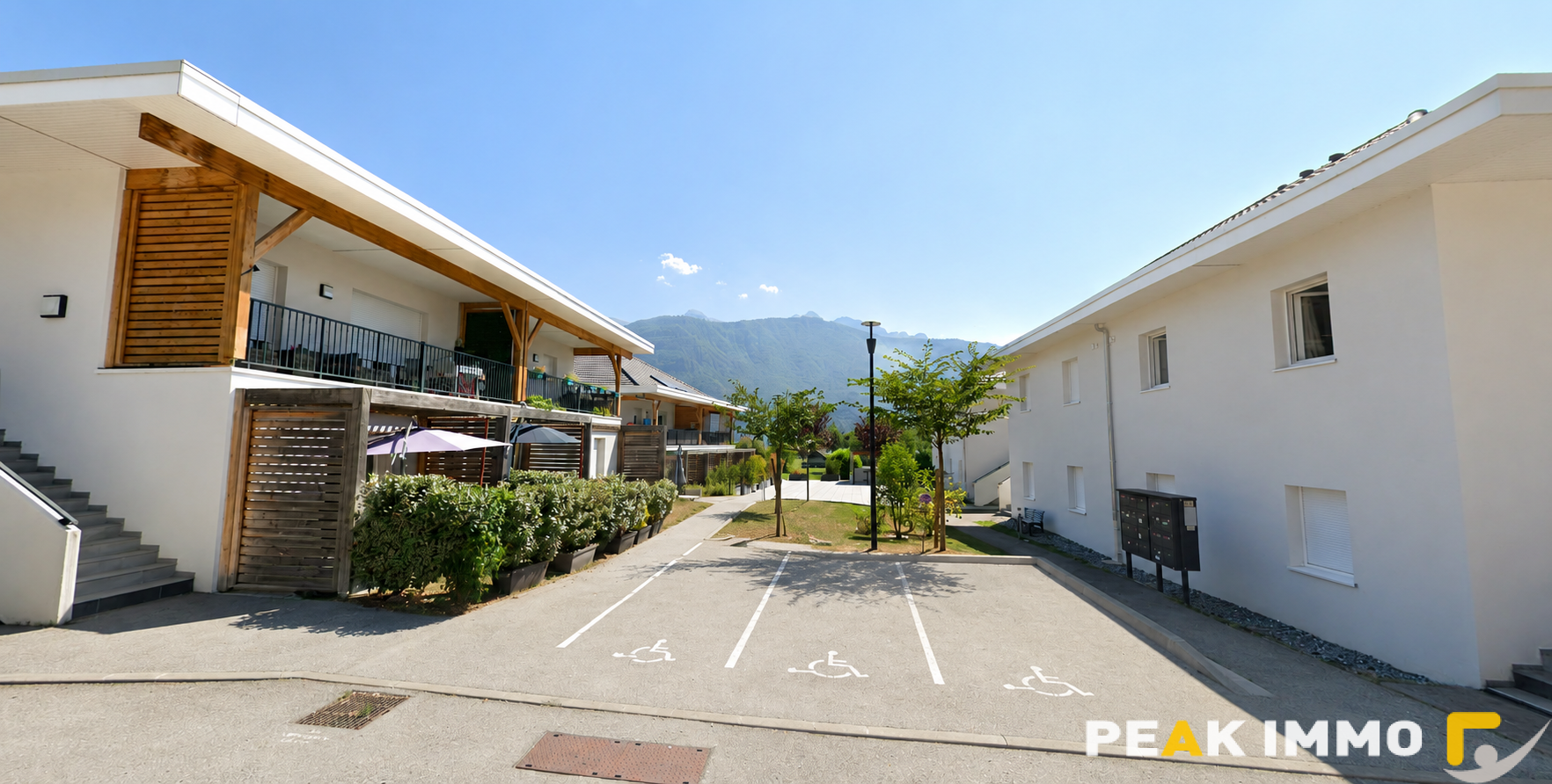 A VENDRE STUDIO MEUBLÉ EN REZ-DE-JARDIN AVEC GRAND GARAGE A