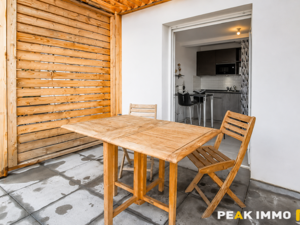 A VENDRE STUDIO MEUBLÉ EN REZ-DE-JARDIN AVEC GRAND GARAGE A