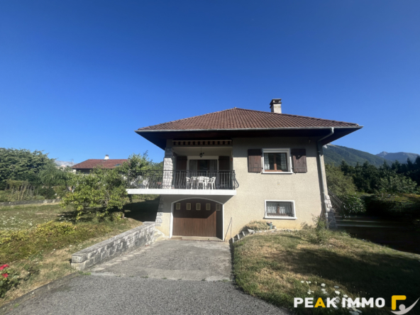 A vendre  Maison familiale avec beau potentiel sur une parce
