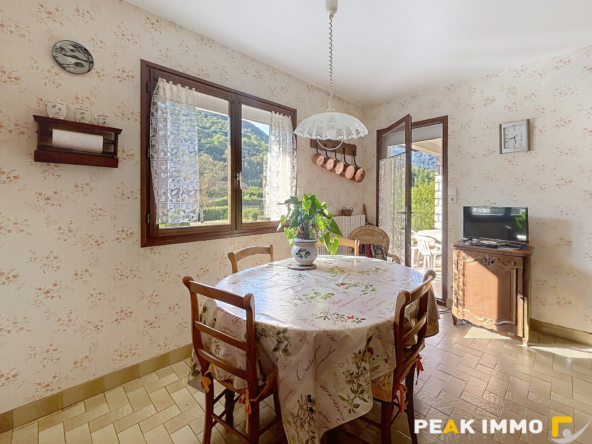 A vendre  Maison familiale avec beau potentiel sur une parce