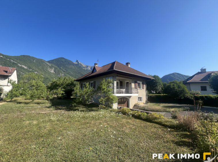 A vendre  Maison familiale avec beau potentiel sur une parce