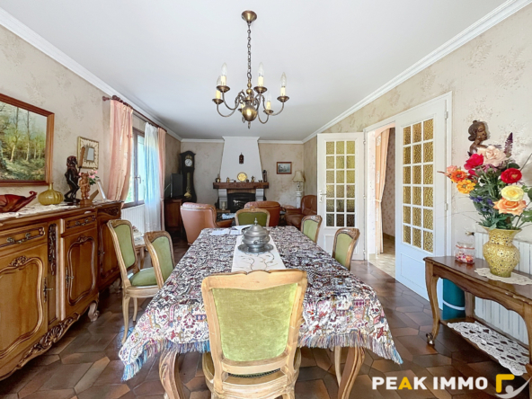 A vendre  Maison familiale avec beau potentiel sur une parce