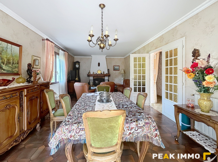 A vendre  Maison familiale avec beau potentiel sur une parce