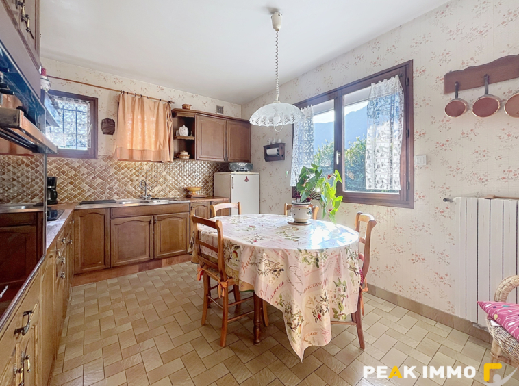 A vendre  Maison familiale avec beau potentiel sur une parce