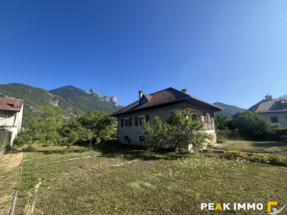 A vendre  Maison familiale avec beau potentiel sur une parce
