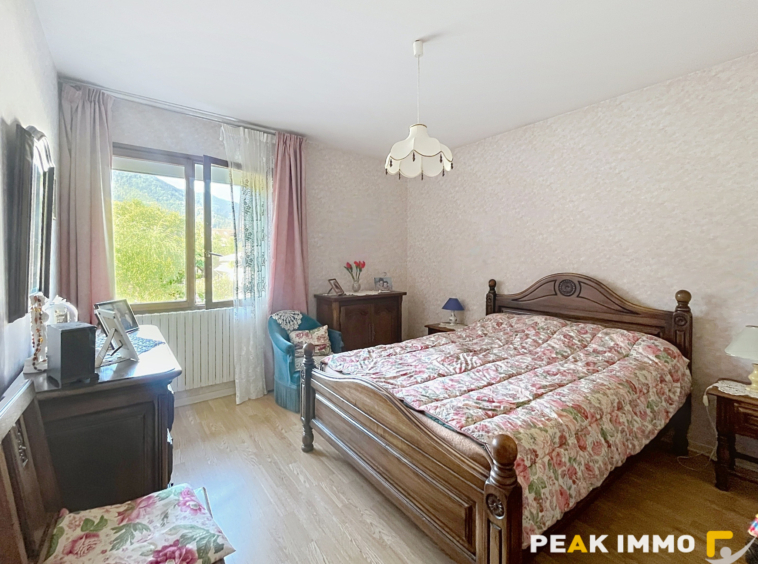 A vendre  Maison familiale avec beau potentiel sur une parce