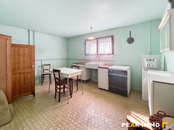 A vendre  Maison familiale avec beau potentiel sur une parce