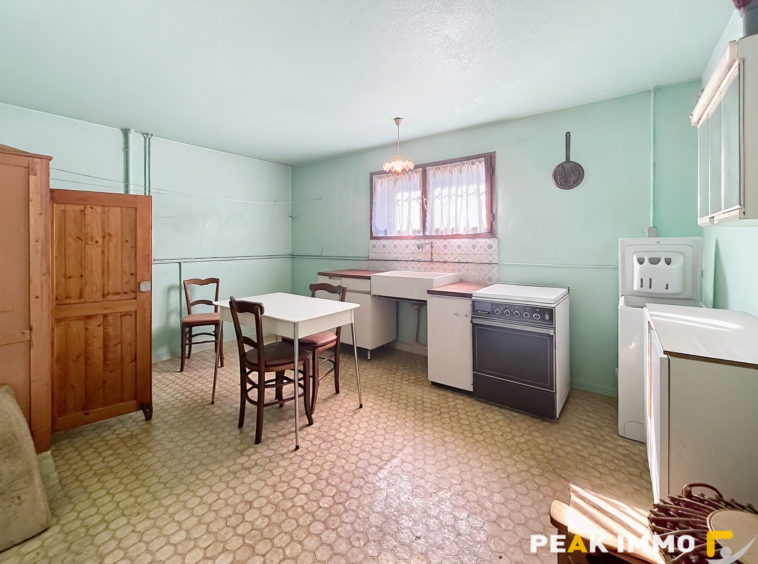 A vendre  Maison familiale avec beau potentiel sur une parce