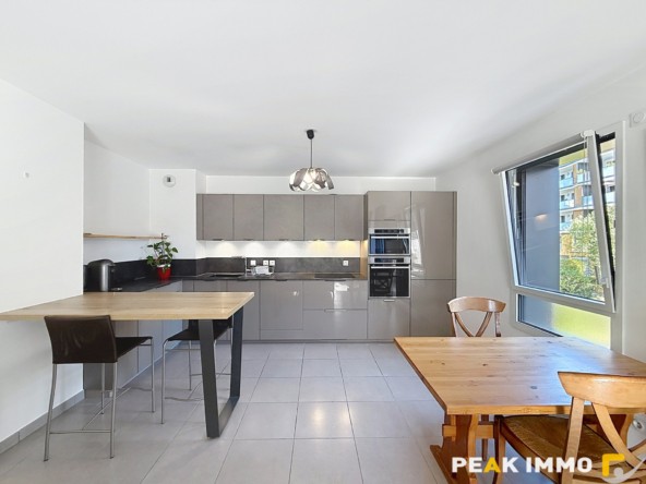 Appartement T3 de 76,48 m2 - terrasse - balcon et garage en