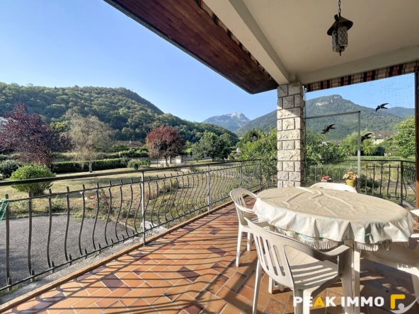 A vendre  Maison familiale avec beau potentiel sur une parce