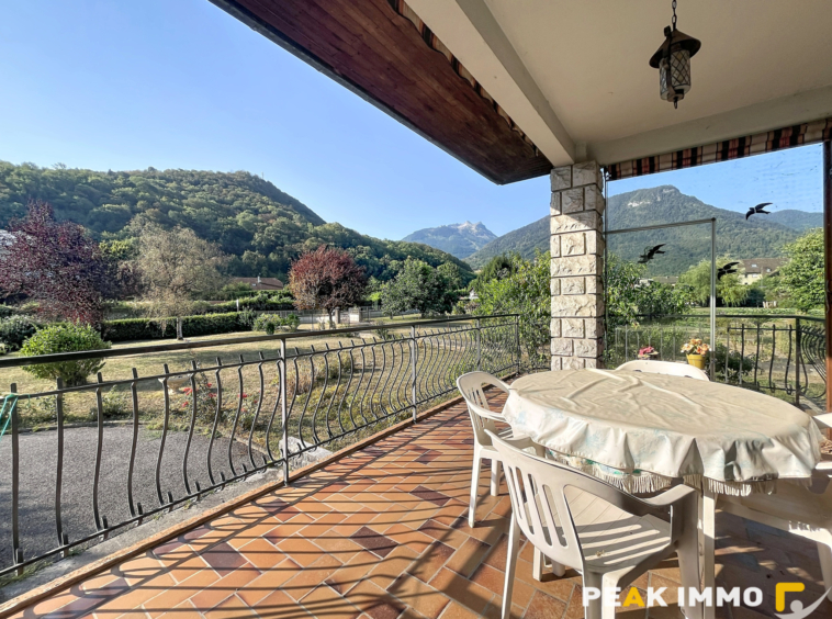 A vendre  Maison familiale avec beau potentiel sur une parce