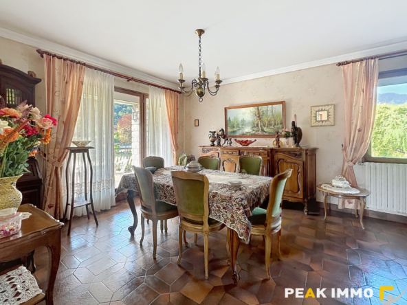 A vendre  Maison familiale avec beau potentiel sur une parce