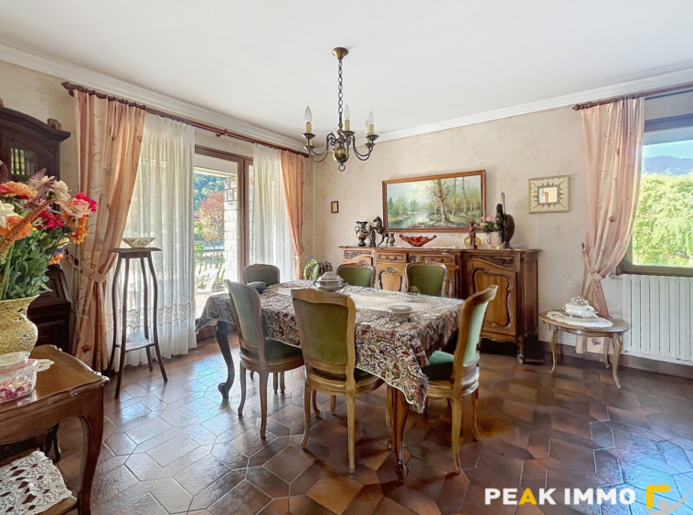 A vendre  Maison familiale avec beau potentiel sur une parce