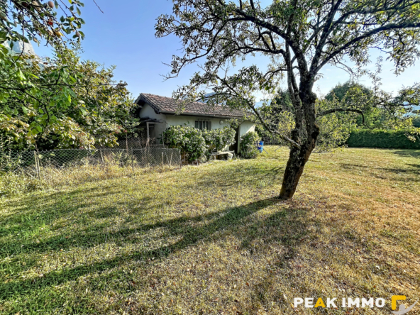 A vendre  Maison familiale avec beau potentiel sur une parce