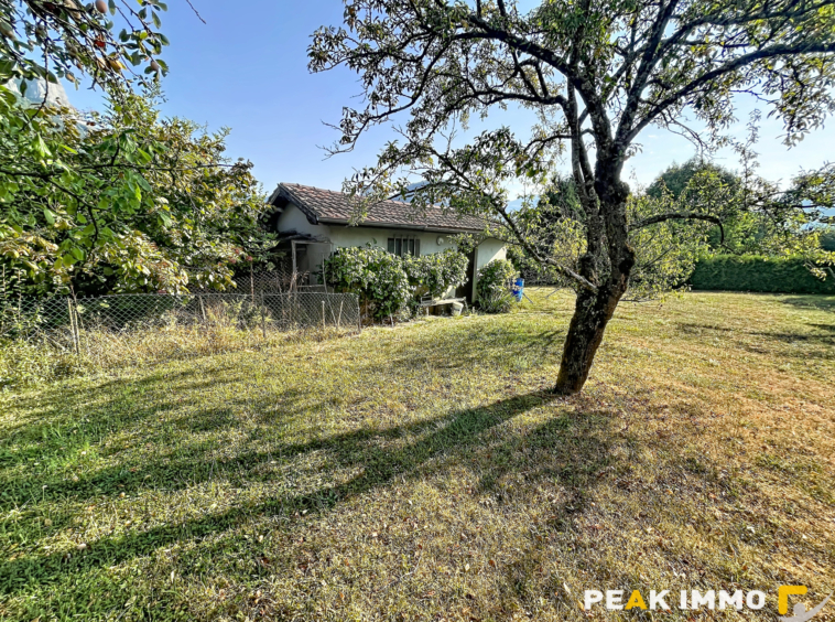 A vendre  Maison familiale avec beau potentiel sur une parce