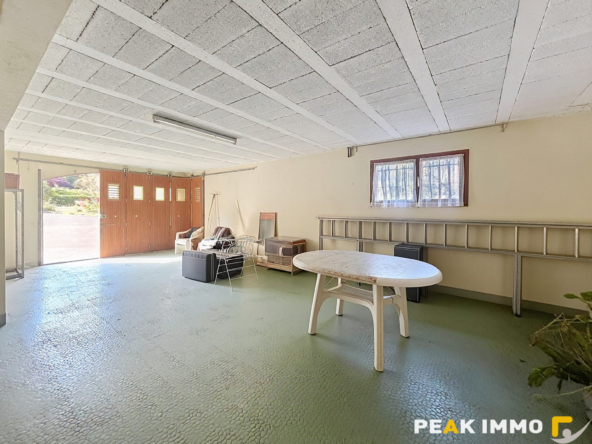 A vendre  Maison familiale avec beau potentiel sur une parce