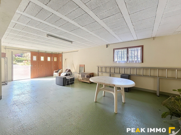 A vendre  Maison familiale avec beau potentiel sur une parce