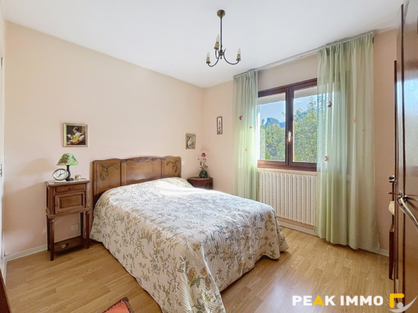 A vendre  Maison familiale avec beau potentiel sur une parce