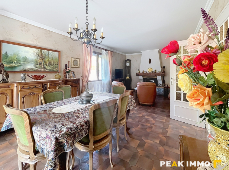 A vendre  Maison familiale avec beau potentiel sur une parce