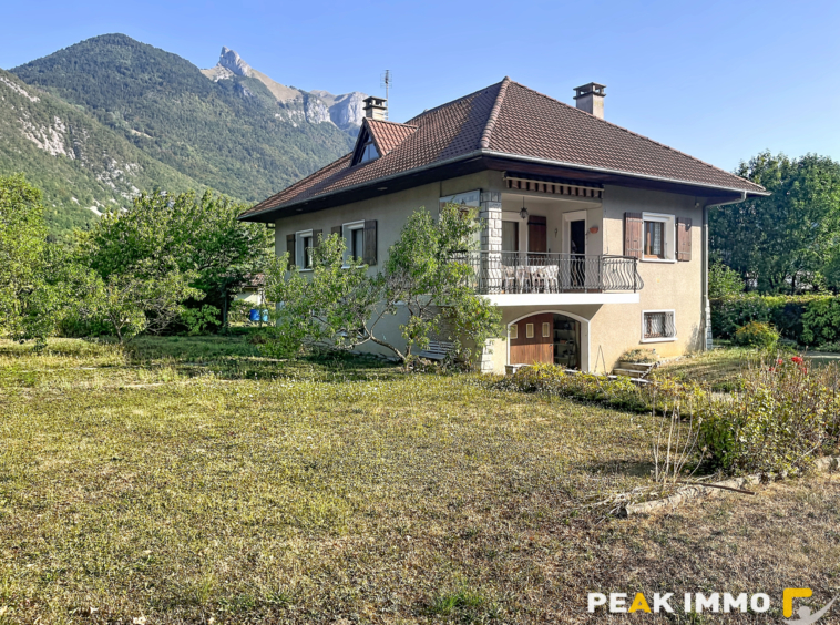 A vendre  Maison familiale avec beau potentiel sur une parce