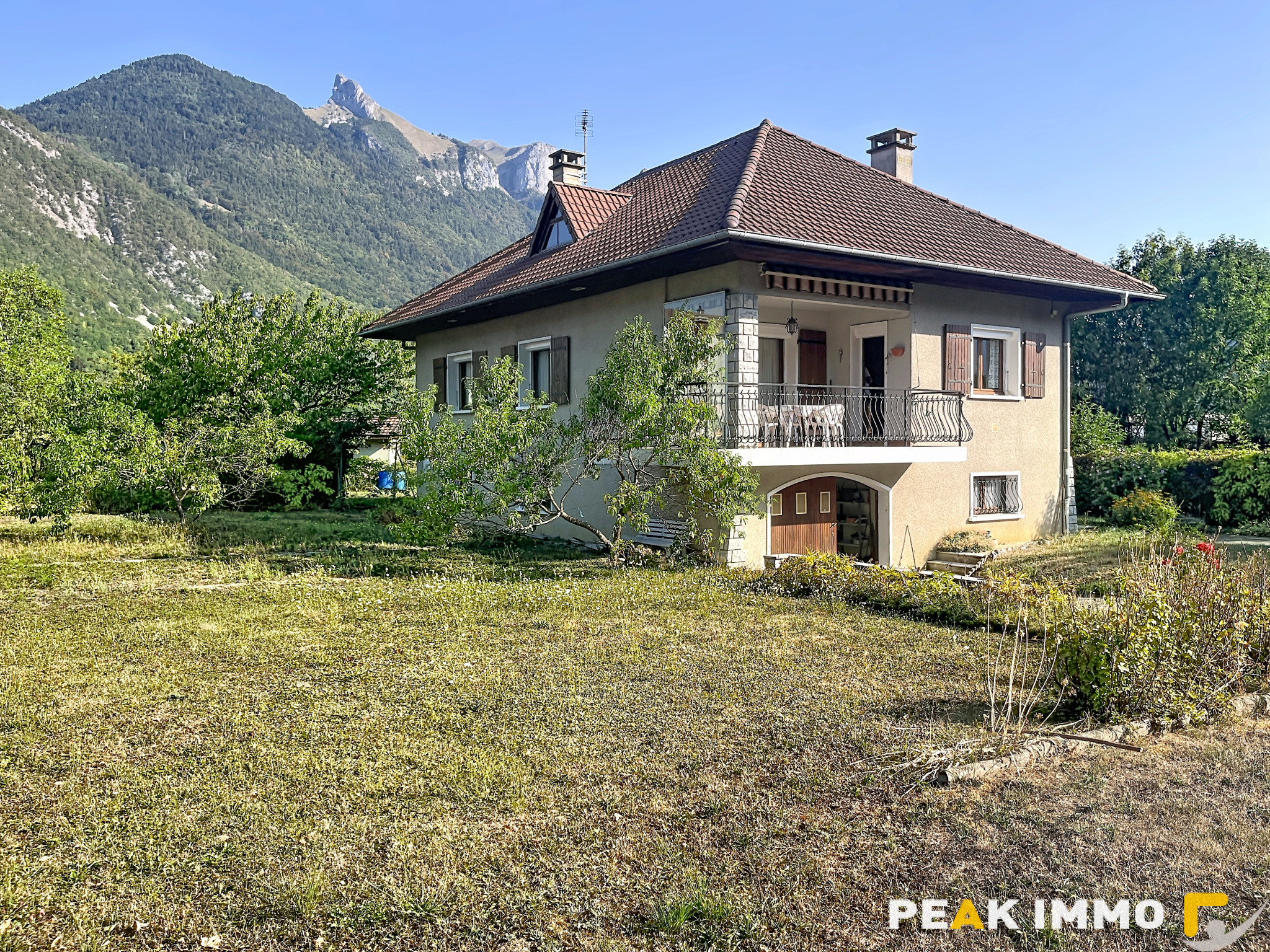 A vendre  Maison familiale avec beau potentiel sur une parce