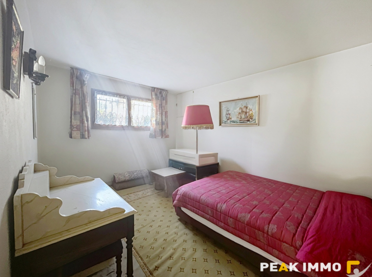 A vendre  Maison familiale avec beau potentiel sur une parce